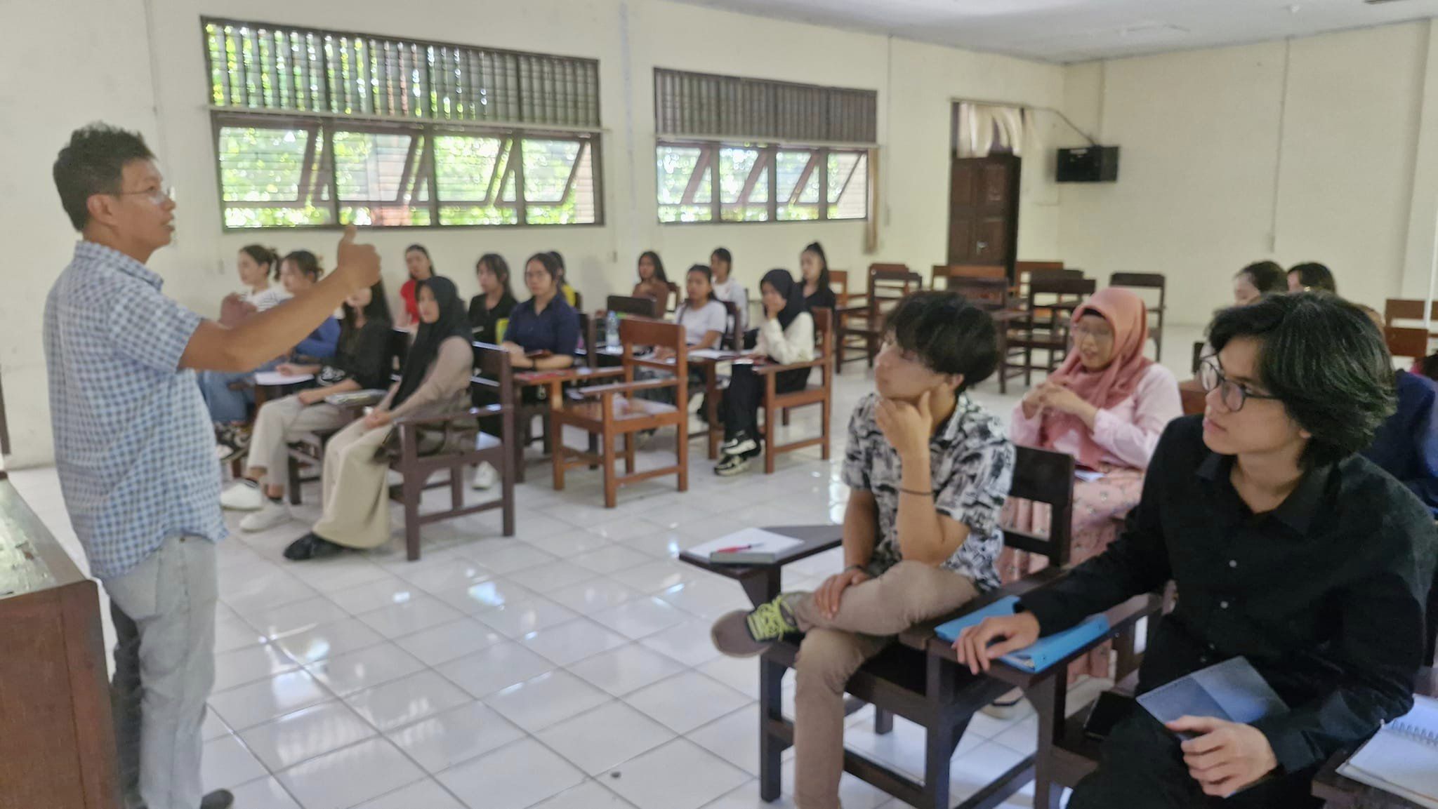 English for Journalism Class Welcomes Leading Journalist Jemmy Sumilat English for Journalism Class Welcomes Leading Journalist Jemmy Sumilat