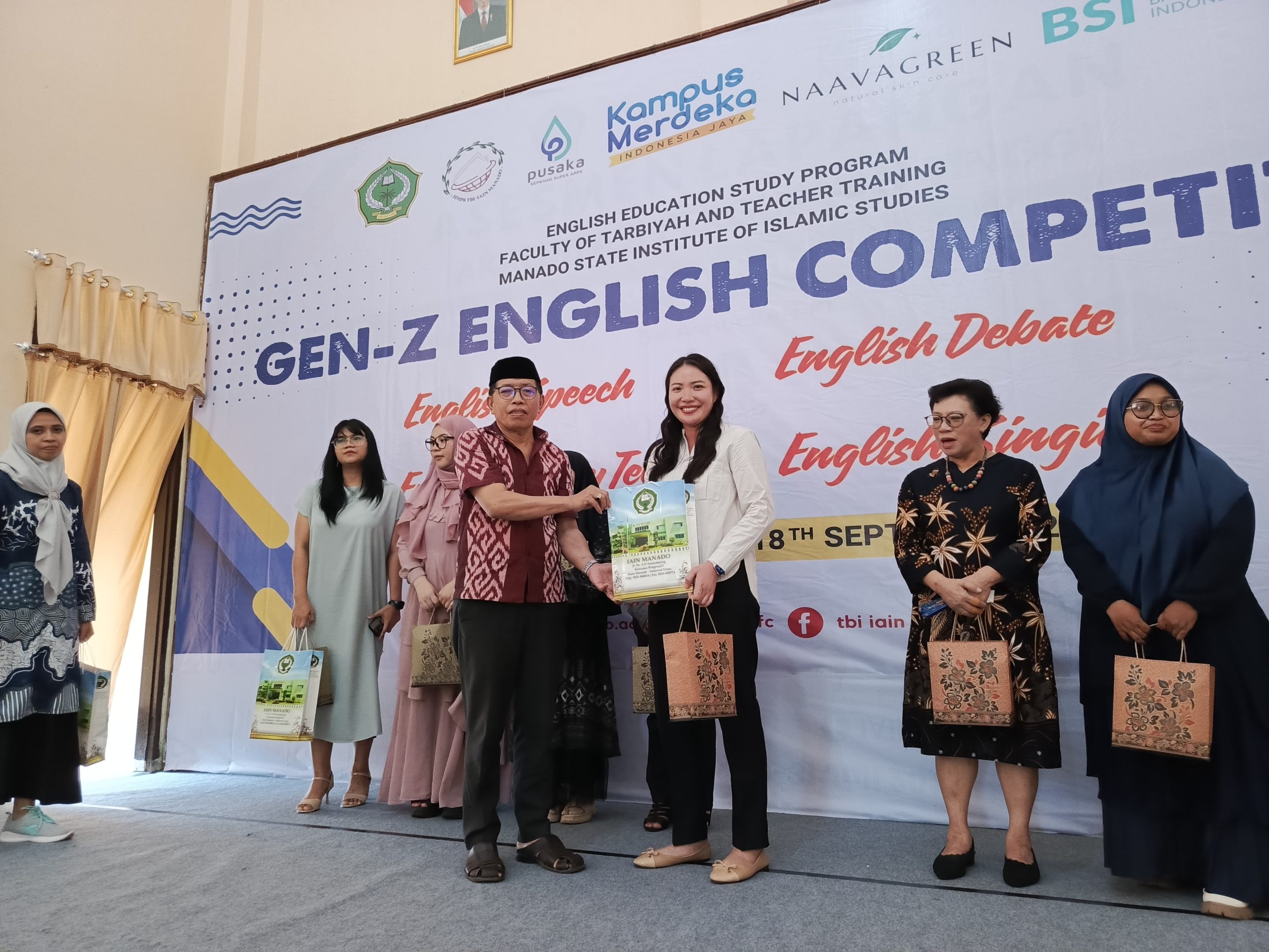 Lecturers of English Literature Serve as Judges for Gen Z English Competition Lecturers of English Literature Serve as Judges for Gen Z English Competition