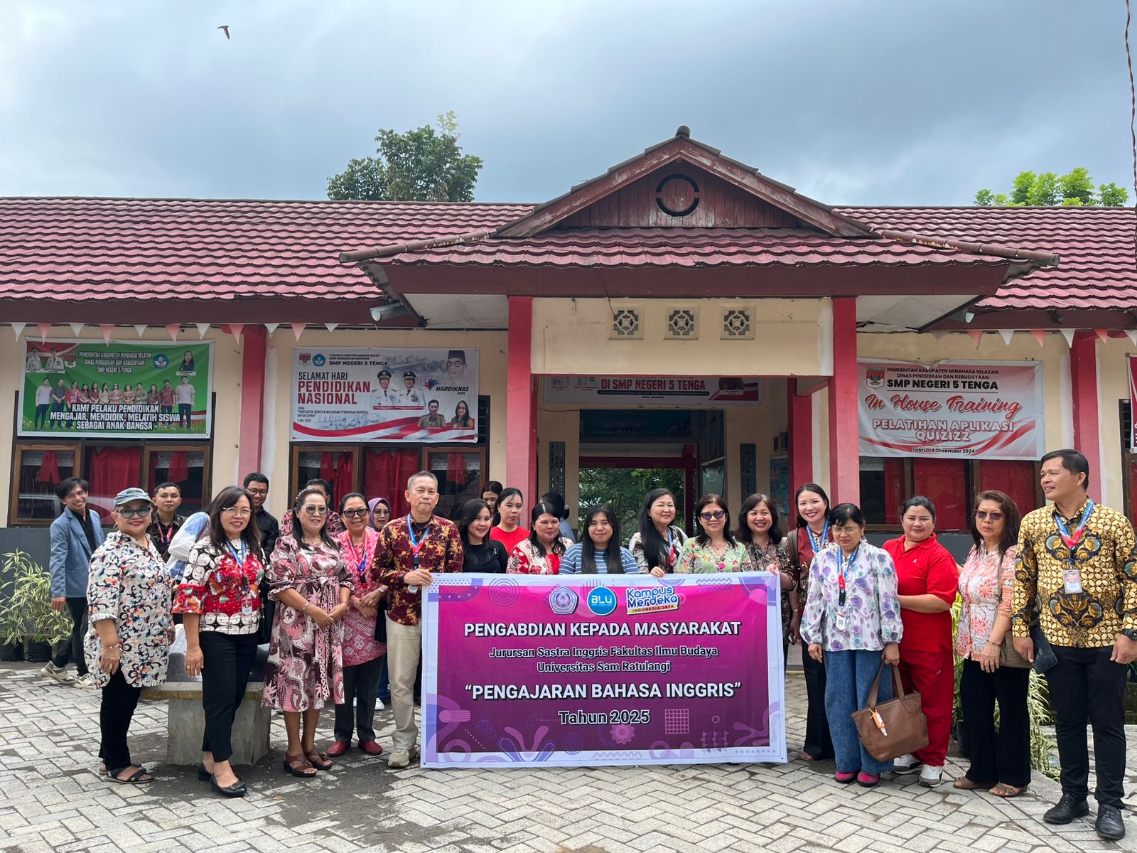English Literature Department Lecturers from Unsrat Hold Community Service at SMP Negeri 5 Tenga English Literature Department Lecturers from Unsrat Hold Community Service at SMP Negeri 5 Tenga
